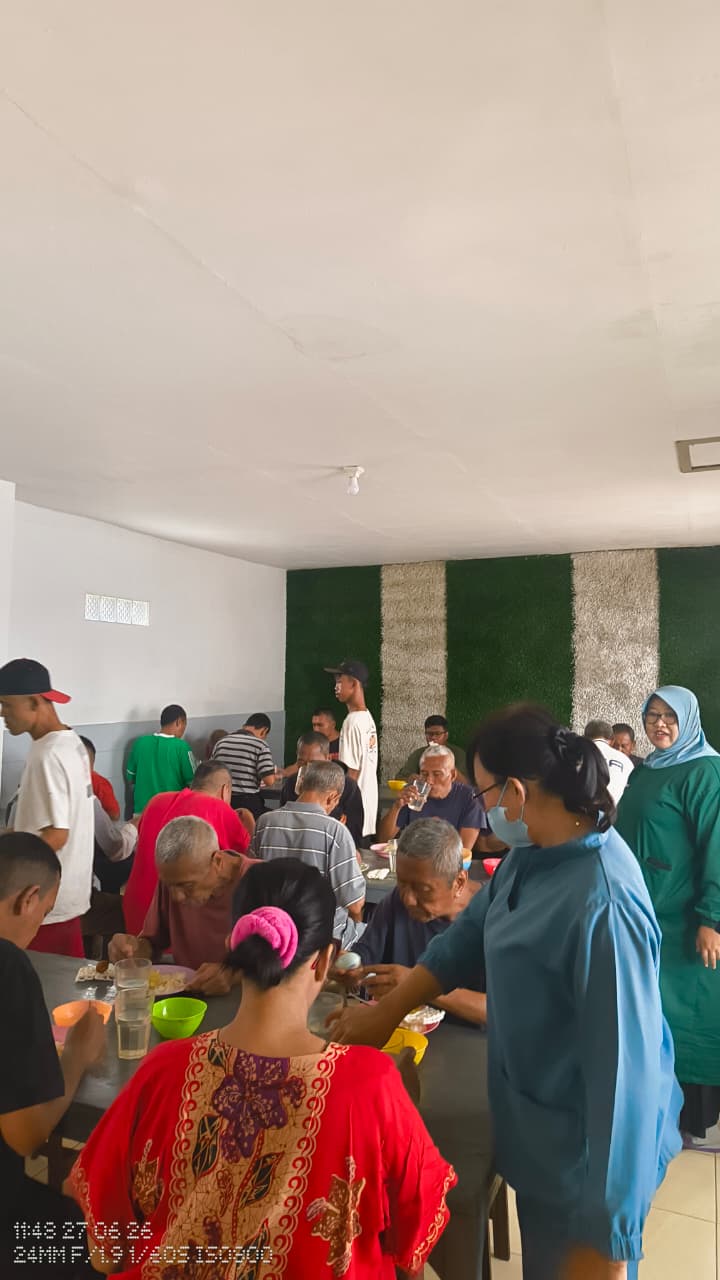 Pasien menikmati waktu makan bersama di Panti Rehabilitasi Jiwa Onny